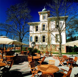 Enjoy the summer weather in the Cafe Zanzibar courtyard