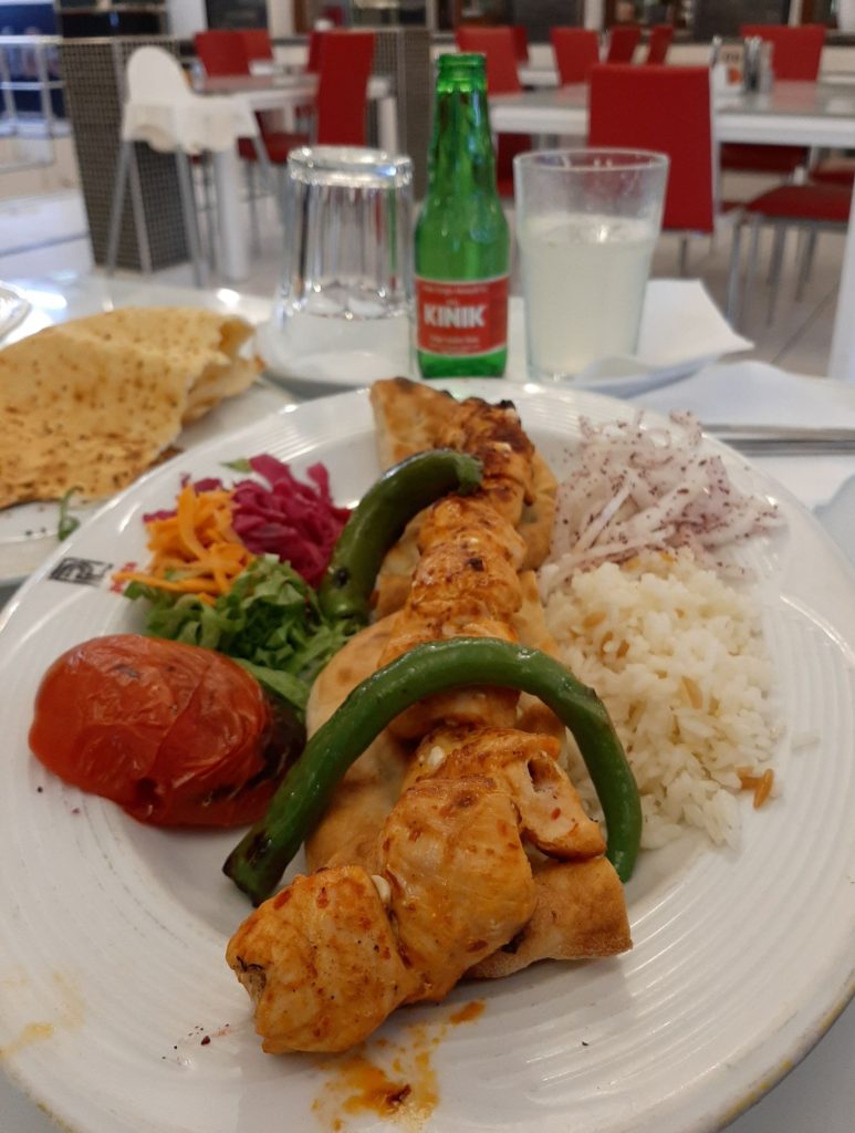 Succulent tavuk şiş, chicken kebab, at Posta Yemek Salonu