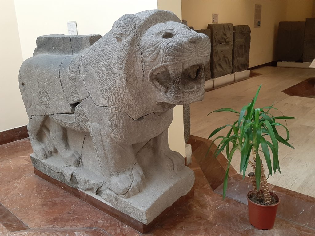 I'd love a sphinx like this to decorate my lounge, wouldn't you?