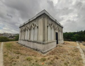 The now lonely tomb of Abraham Solomon Camondo of Camondo stairs fame.